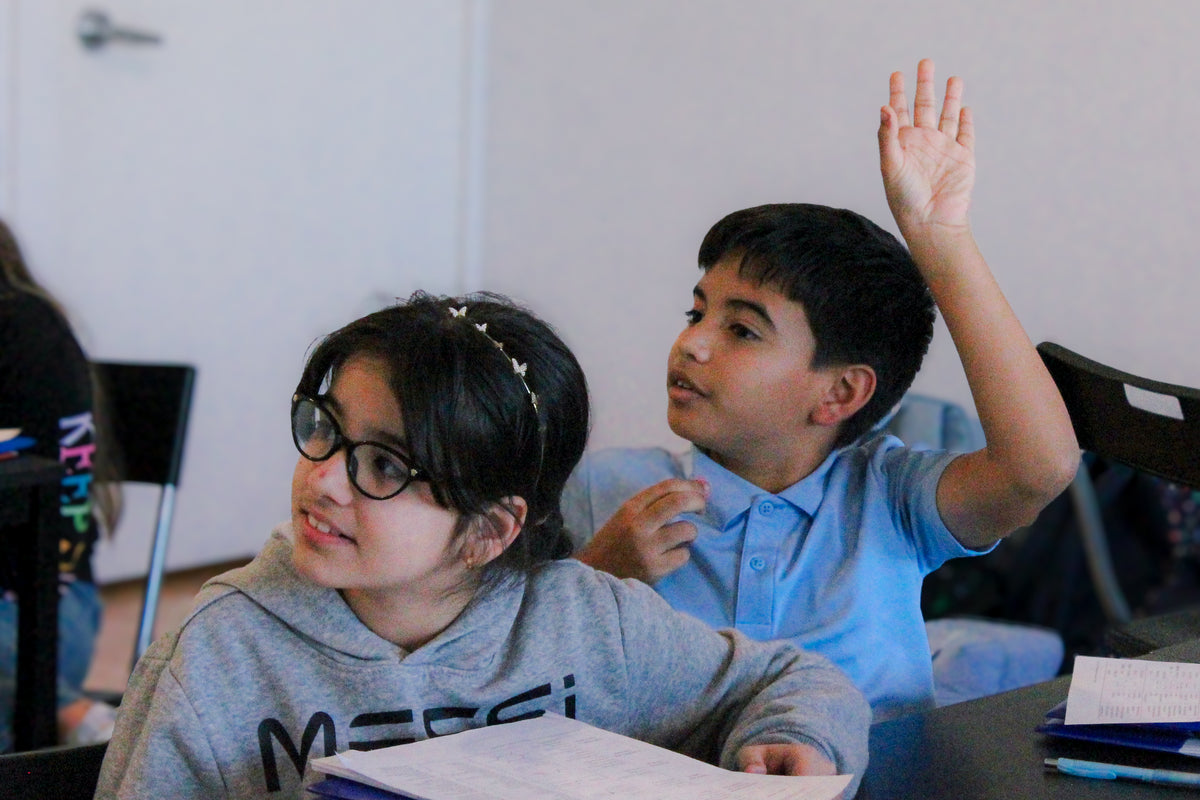 Estudiantes trabajando con una tutora en Open Mind Learning en Hialeah